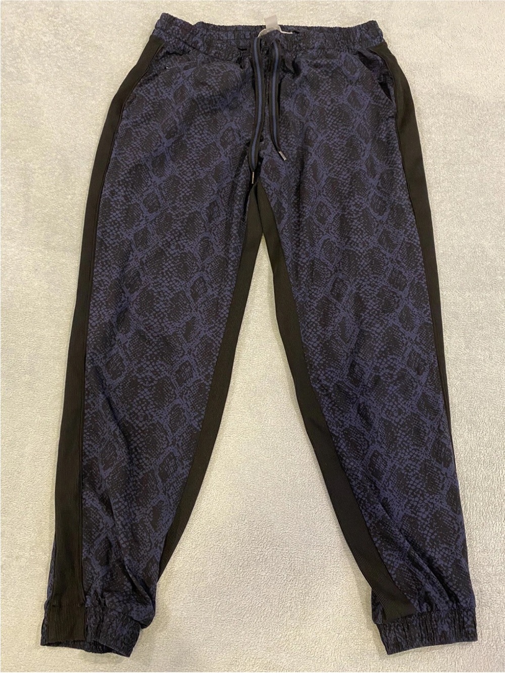 Athleta Brooklyn python Jogger Black Blue Geometric Joggers Women's Size 8